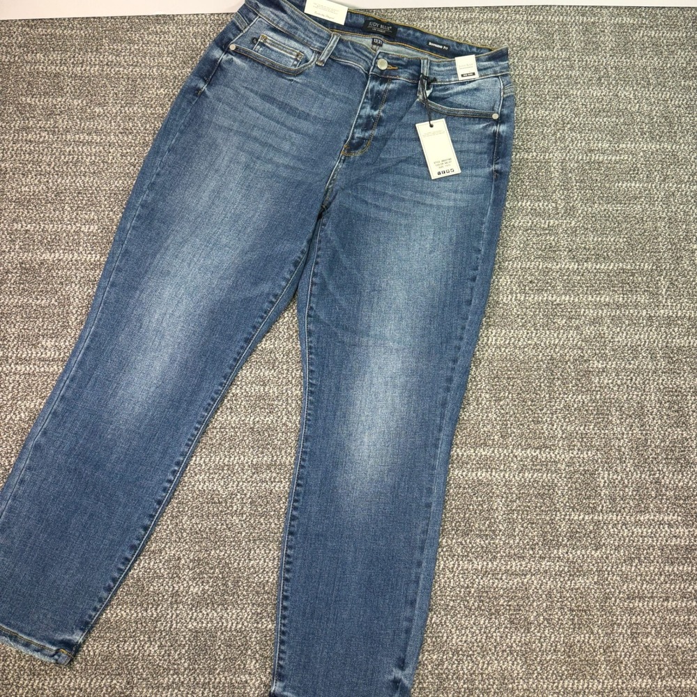 NWT Judy Blue Boyfriend Fit Mid Rise Jeans Womens Size 13/31 Medium Wash  242C2